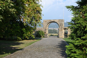 Rundbogen aus Sandstein am Ende eines parkweges