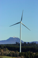 une &eacute;olienne face au Puy de D&ocirc;me, Auvergne