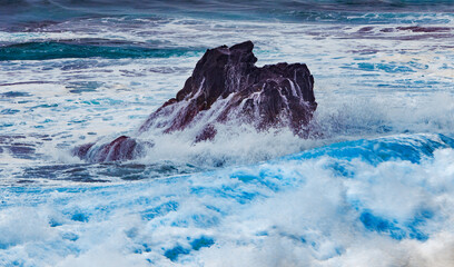 Stürmischen Meer mit hohe Wellen an der Felsküste bei Ribeira Grande, Insel Sao Miguel, Azoren, Portugal, Europa