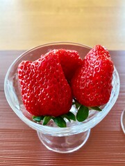 グラスに入った大粒のいちご