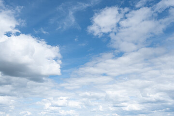 Fototapeta na wymiar ciel bleu avec des nuages blancs