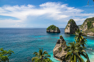 Obraz premium The beautiful rocky mountains near Diamond beach with clear water in Nusa Penida, Bali, Indonesia