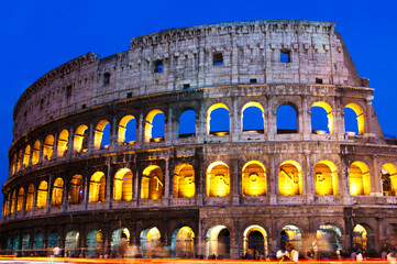 Naklejka premium The colosseum at night with moving lights