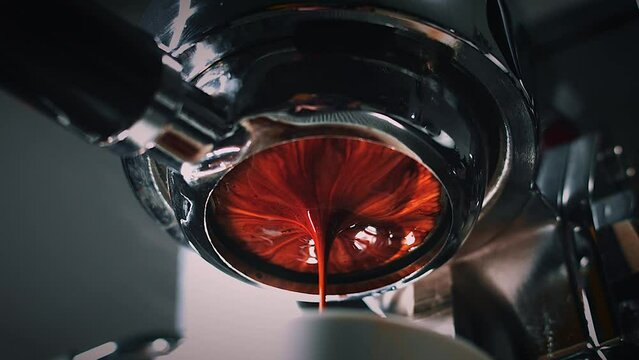 Espresso aus Siebtr&auml;ger Maschine 