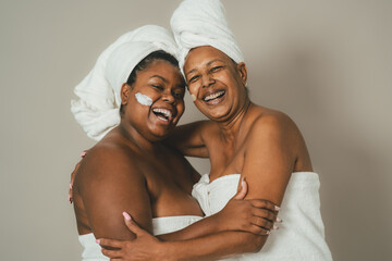 Happy African multigenerational women having skin care spa day - People wellness lifestyle concept - 553030014