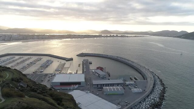 Atardecer en los acantilados de Laredo, Cantabria a vista de dron con planos de video profesionales