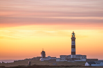 Fototapeta Lever de soleil sur le phare du Creac'h sur l'ile d'Ouessant en Bretagne. obraz