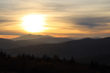 Zachód słońca z widokiem na góry