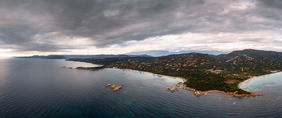 Panoramablick auf den Strand von Palombaggia und die hügelige Küste im Südosten Korsikas