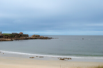 Fototapeta na wymiar El municipio de O Grove está unido a la península por una de las playas más grandes de Galicia, la playa de A Lanzada.