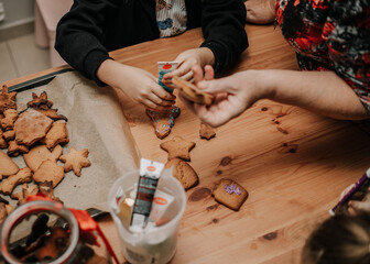dziecko maluje świąteczne pierniki kolorowymi pisakami © ZiraPhoto