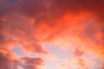 冬の雲と夕焼けの空