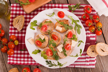 Friselle with cherry tomatoes and arugula.