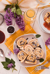 Swiss roll cake con chocolate chips.