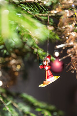 Weihnachtsmann und Christbaumschmuck