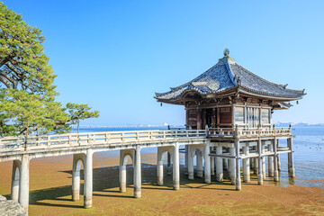 秋の満月寺浮御堂　滋賀県大津市　Mangetsuji Ukimido in autumn. Shiga Prefecture, Otsu City.