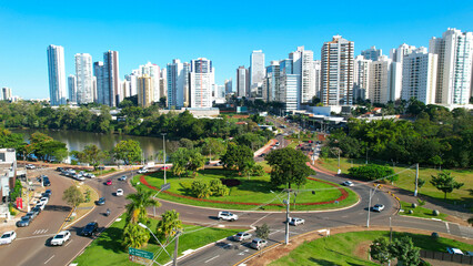 Rotatória da Avenida Maringa, Cidade de Londrina norte do estado do Paraná, perspectiva dos...