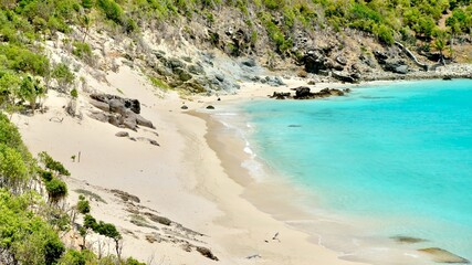 Fototapeta na wymiar White sand beach and turquoise water