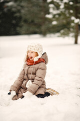 Fototapeta na wymiar Cute little girl in a winter park