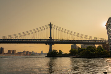 Fototapeta na wymiar Manhattan bridge photo in profile in the tones of the rising sun