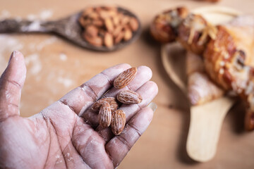 In the hands of a pro chef, use natural almonds to make bread.
