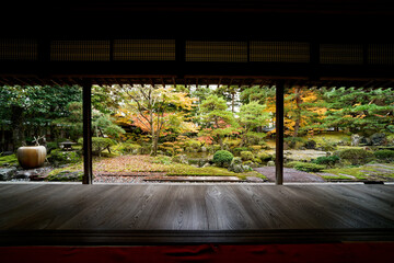 一幅の日本画を眺めるような紅葉に彩られた庭園美