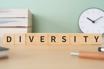 DIVERSITYと書かれたブロックが置かれたデスク
