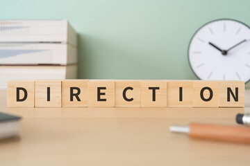DIRECTIONと書かれたブロックが置かれたデスク