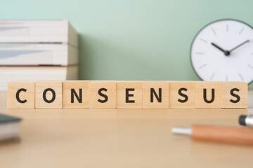 CONSENSUSと書かれたブロックが置かれたデスク