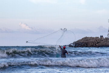 Hombre pescando en el mar.