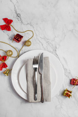 a plate with Christmas decorations on the table