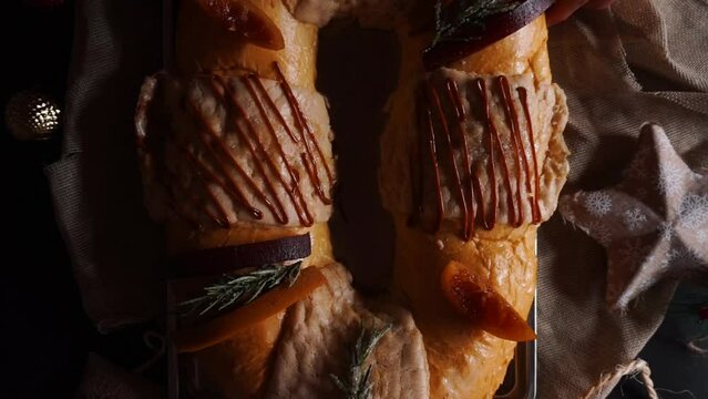 Horizontal video of a rosca de reyes on a table. Food.