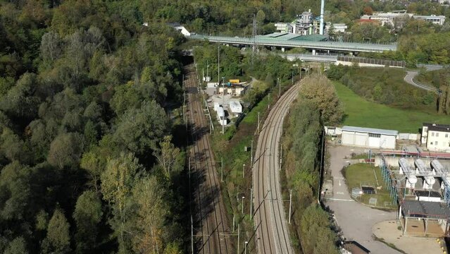 Vista con drone del bivio ferroviario presso la galleria di Monte Olimpino 2 in provincia di Como,
che congiunge il traffico merci fra Chiasso in Svizzera e Milano in Italia.