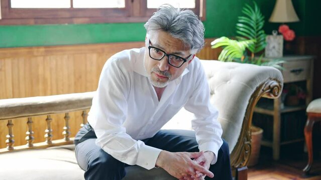 ダンディな中高年男性　メンズファッションイメージ