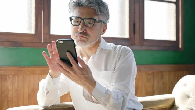 スマホを使うシニア男性