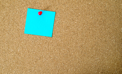 Blank note paper pinned cork board