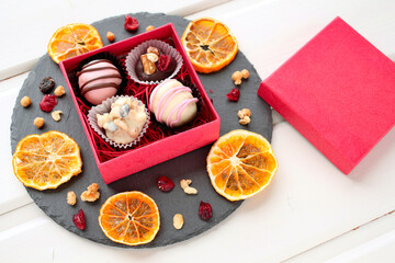 白背景　赤いボックスのチョコレート菓子