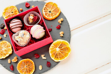 白背景　赤いボックスのチョコレート菓子