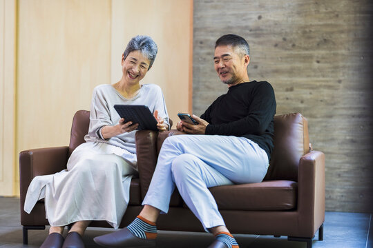 モバイルを持った日本人シニア夫婦