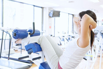 Obraz premium ジムで鍛える女性
