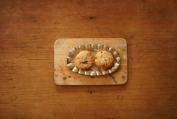 焼き菓子　ノエル　クッキー　クリスマス　プチガトー　器　銀器　アンティーク　コピースペース　木製机