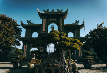 Piękna azjatycka pagoda w buddyjskiej świątyni oraz ogród. - obrazy, fototapety, plakaty