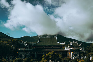 Piękna azjatycka pagoda w buddyjskiej świątyni oraz ogród. © insomniafoto