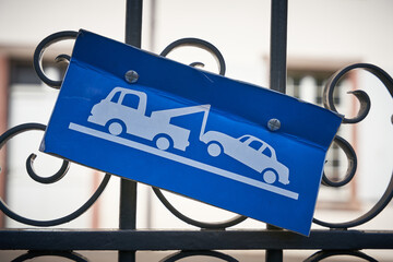 Warnschild mit Hinweis auf Parkverbot am Tor zu einem Privatgrundstück in Frankreich - 553100252