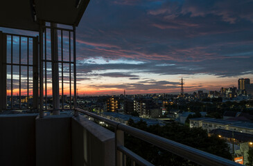 朝日　夜明け 都市風景 日の出　朝焼け 住宅
