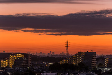 Naklejka premium 朝日 夜明け 都市風景 日の出 朝焼け 住宅 
