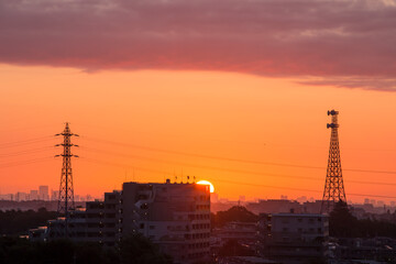 朝日　夜明け 都市風景 日の出　朝焼け 住宅
