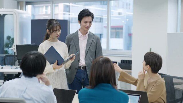 上司に怒られる部下（ビジネスマン・仕事・カジュアル・会議・ミーティング）