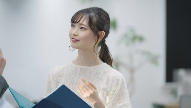 話を聞く新人ビジネスウーマン