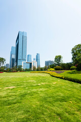 Naklejka premium Green park next to business center buildings